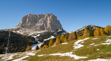 Val Gardena, İtalya - 27 Ekim 2014: Dolomitler İtalya 'nın güneydoğusunda yer alan özel jeolojik formların oluşturduğu bir sıradağdır. Kayak ve kaya tırmanışıyla tanınır. Unesco mirası.