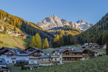 Val Gardena, İtalya - 27 Ekim 2014: Dolomitler İtalya 'nın güneydoğusunda yer alan özel jeolojik formların oluşturduğu bir sıradağdır. Kayak ve kaya tırmanışıyla tanınır. Unesco mirası.