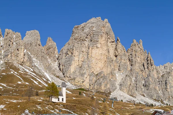 セルヴァ ヴァル ガーデナ イタリア 2014年10月27日 ドロマイトは イタリア北東部の南チロルにある特別な地質学的形態の山の範囲です スキー ロッククライミングで知られています 聖モーリス礼拝堂 — ストック写真