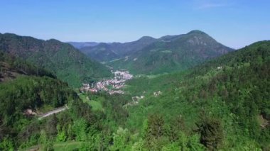 Spodnja Idrija, Slovenya - 11 Mayıs 2015: Spodnja Idrija, Slovenya 'nın geleneksel Carniola bölgesindeki İdrija Belediyesi' nin Idrijca Nehri 'nin sağ kıyısında bir yerleşim yeri.
