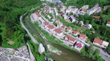 Spodnja Idrija, Slovenya - 11 Mayıs 2015: Spodnja Idrija, Slovenya 'nın geleneksel Carniola bölgesindeki İdrija Belediyesi' nin Idrijca Nehri 'nin sağ kıyısında bir yerleşim yeri.