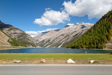Livigno, İtalya - 2 Ekim 2014: Livigno, İsviçre sınırı yakınlarındaki İtalya Alpleri 'nin Lombardy bölgesinde yer alan bir şehirdir. Fotoğrafta Levigno Gölü var..