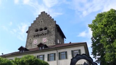 USTER, SWitzERLAND - 7 Mayıs 2020: Uster 'ın ortaçağ şatosu, ki bunların en eski parçaları 1200 yılından kalma, şehrin yukarısındaki bir tepenin üzerinde duruyor..