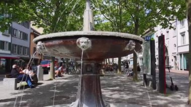 Winterthur, İsviçre - 7 Mayıs 2020: İsviçre 'nin en büyük altıncı şehri olan Winterthur' da bir çeşme.
