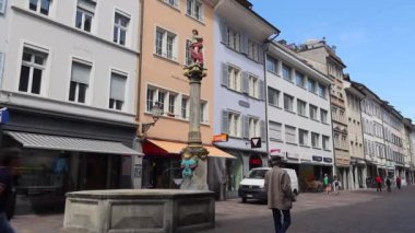 Winterthur, İsviçre - 7 Mayıs 2020: İsviçre 'nin en büyük altıncı şehri olan tarihi Winterthur kasabasındaki eski çeşme