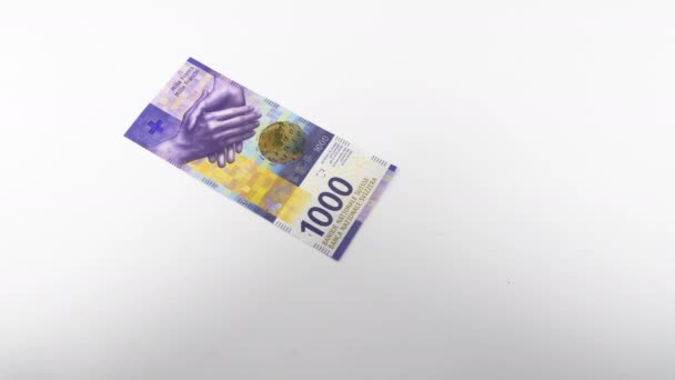 スイス チューリッヒ2020年6月21日 1000フランで最大のスイス銀行券で動きを止める — ストック動画