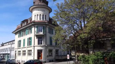 Langenthal, İsviçre - 9 Mayıs 2020: Langenthal İsviçre 'nin Bern kantonunun Oberaargau idari bölgesinde yer alan bir şehirdir. Kulesi olan bir restoran.