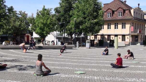 瑞士兰根塔尔 2020年5月9日 兰根塔尔是瑞士伯尔尼州的一个城镇 主要广场上的人都在沉思 — 图库视频影像