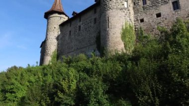 Burgdorf, İsviçre - 9 Mayıs 2020: Burgdorf Şatosu 11. yüzyıldan kalma ve İsviçre 'nin Bern kantonundaki Burgdorf şehrinin en yüksek noktasında yer almaktadır..