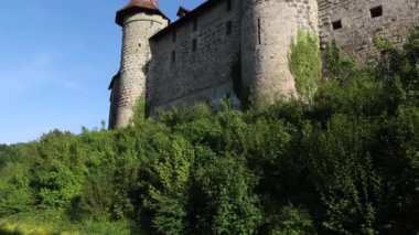 Burgdorf, İsviçre - 9 Mayıs 2020: Burgdorf Şatosu 11. yüzyıldan kalma ve İsviçre 'nin Bern kantonundaki Burgdorf şehrinin en yüksek noktasında yer almaktadır..