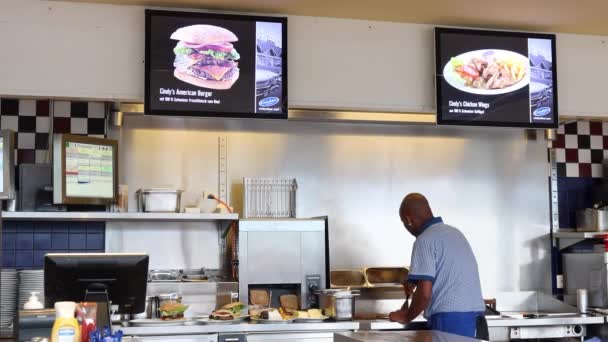 Deitingen Schweiz Juli 2020 Arbeiter Cindys Fast Food Restaurant Bereitet — Stockvideo