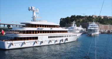 Monte Carlo, Monako - 7 Temmuz 2020: Monako Prenslik limanına giren bir gemi