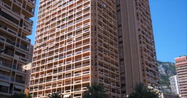 Monte Carlo, Monako - 7 Temmuz 2020: Monako 'nun minyatür prensliğinin gökdelenleri, Akdeniz boyunca yer almakta ve Fransa sınırlarında yer almaktadır..