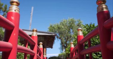 Monte Carlo, Monako - 7 Temmuz 2020: Monako Prensliği 'ndeki Japon bahçesinde Japon usulü yürüyen köprü.