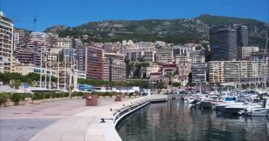 Monte Carlo, Monako - 4 Temmuz 2020 Monako Prensliği 'ndeki Monte Carlo limanının panoramik manzarası.