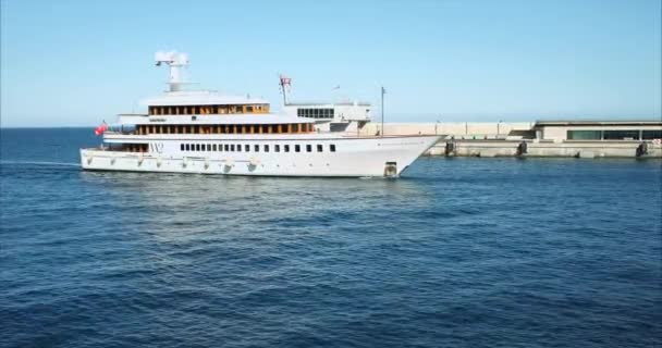 Monte Carlo Monako Lipca 2020 Statek Wpływający Przystani Księstwa Monako — Wideo stockowe