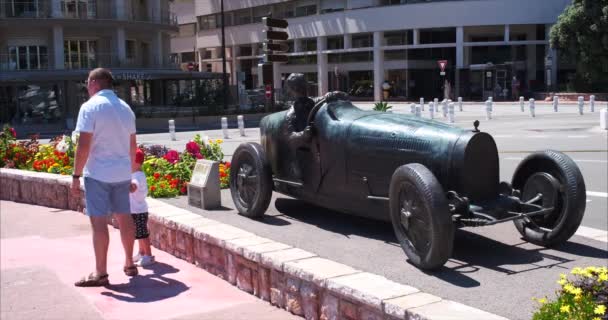 摩纳哥蒙特卡洛 2020年7月7日 摩纳哥大奖赛第一名获得者威廉 格罗弗 威廉姆斯乘坐一辆布加迪汽车的铜像 — 图库视频影像