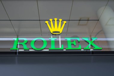 Monte Carlo, Monaco - 4 Temmuz 2020: İsviçreli saat üreticisi Rolex 'in perakende mağazasındaki amblemi