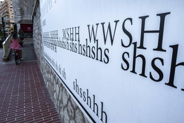 Monte Carlo, Monako - 4 Temmuz 2020: Duvardaki farklı harfler