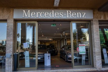 Monte Carlo, Monako - 4 Temmuz 2020: Monte Carlo 'daki Mercedes Benz araba mağazası