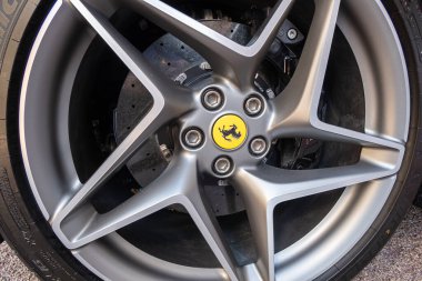 Monte Carlo, Monako - 4 Temmuz 2020: Ferrari Tekerleği - İtalyan süper spor arabası