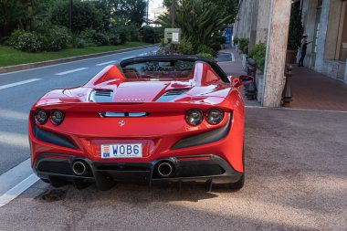 Monte Carlo, Monako - 4 Temmuz 2020: Kırmızı Ferrari - İtalyan süper spor arabası