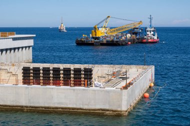 Monte Carlo, Monako - 4 Temmuz 2020: Monako açıklarında bir inşaat sahası