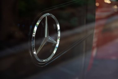 Monte Carlo, Monako - 4 Temmuz 2020 Mercedes Benz lüks Alman arabalarının logosu