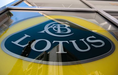 Monte Carlo, Monako - 4 Temmuz 2020: Süper spor araba üreticisi Lotus 'un imzası ve amblemi