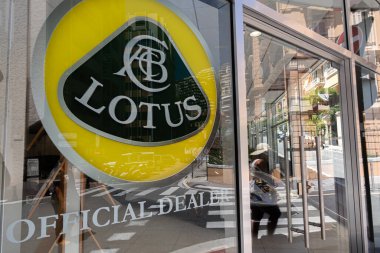Monte Carlo, Monako - 4 Temmuz 2020: Süper spor araba üreticisi Lotus 'un mağazasında şirket imzası