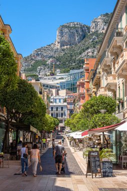 Monte Carlo, Monako - 4 Temmuz 2020: Monako 'nun minyatür prensliği Akdeniz boyunca yer almaktadır ve Fransa ile sınırdır..