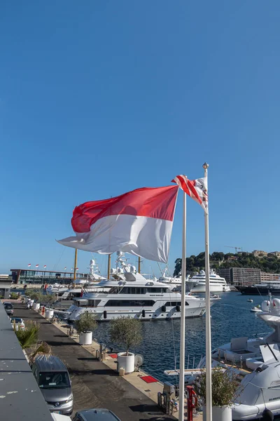 摩纳哥蒙特卡洛 2020年7月7日 摩纳哥国旗由两条横向的红色和白色条纹组成 这些颜色来自格里马尔迪家族的纹章 — 图库照片