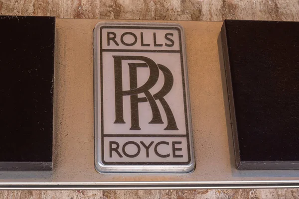Monte Carlo, Monaco - 4 Temmuz 2020: lüks araba mağazasında Rolls Royce 'un İmza ve Logosu