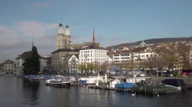ZURİH, SWitzERLAND - 11 Kasım 2019: Zürih 'teki Grossmunster Katedrali' nin Limmat Nehri manzarası.