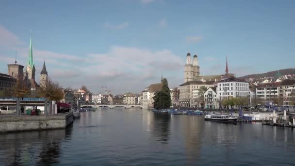 Zurich Switzerland Νοεμβρίου 2019 Θέα Στον Ποταμό Limmat Την Εκκλησία — Αρχείο Βίντεο