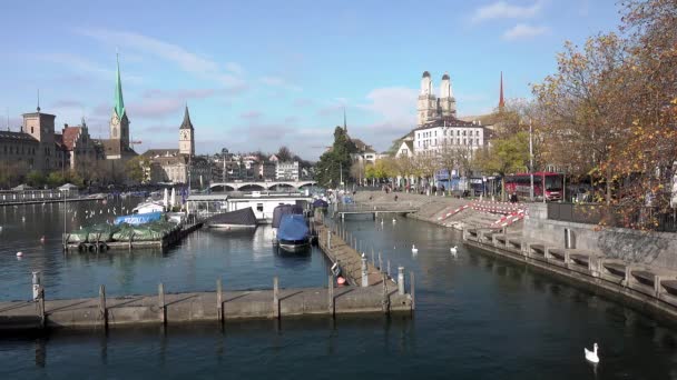 Zurich Suíça Novembro 2019 Vista Rio Limmat Com Catedral Grossmunster — Vídeo de Stock