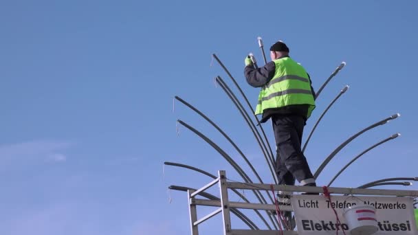 Zurich Switzerland 2019年11月11日 工人安装圣诞街灯 — 图库视频影像