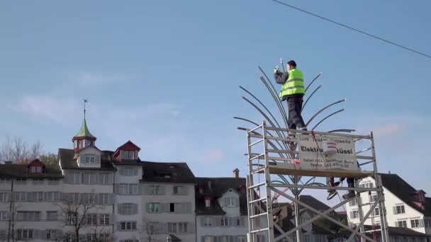 Zurich Zwitserland November 2019 Werknemer Installeert Kerstverlichting Straat — Stockvideo