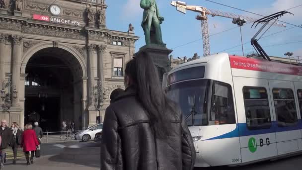 Zurich Suisse Novembre 2019 Des Gens Négligents Traversent Tramway — Video