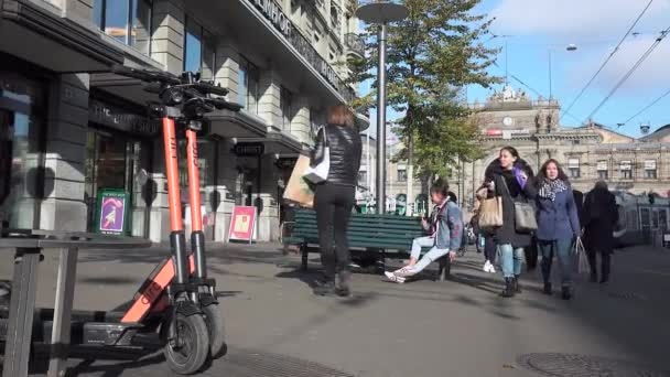 Zurich Svizzera Novembre 2019 Strada Con Elettroscooter Pedoni Piedi Vista — Video Stock