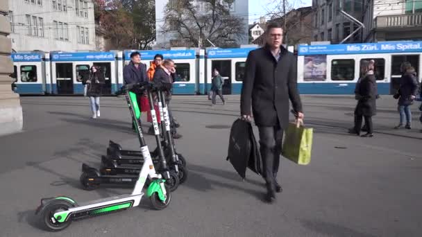 Zurich Suíça Novembro 2019 Pedestres Bondes Scooters Paradeplatz Zurique — Vídeo de Stock