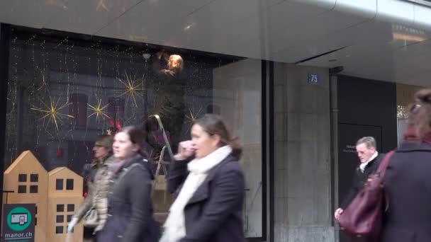 Zurich Switzerland November 2019 Saleswoman Arranges Store Window Display Arriving — Stock Video