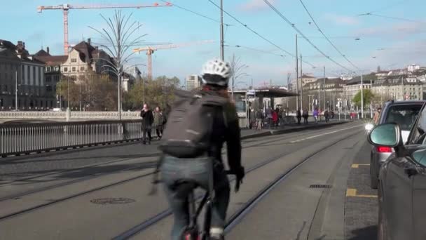Zurich Switzerland November 2019 Två Cyklister Åker Längs Spårvagnsrälsen Zürich — Stockvideo