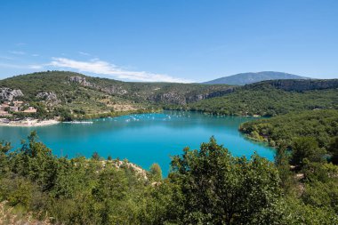 Bauduen, Fransa - 5 Temmuz 2020: Kutsal Haç Gölü - Le lac de Sainte Croix, Provence