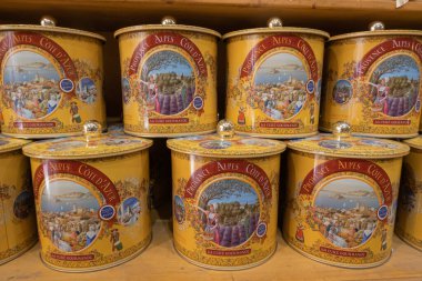 Menton, Fransa - 2 Temmuz 2020: La Cure Gourmande çeşitli tatlı, bisküvi, çikolata, fındık, karamel satan eski moda bir şekerci dükkanı gibi görünüyor.