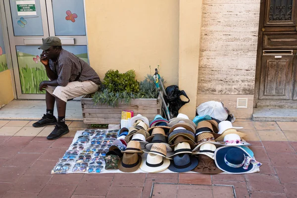 Menton Frankreich Juli 2020 Ein Schwarzer Hutverkäufer Der Altstadt Von — Stockfoto