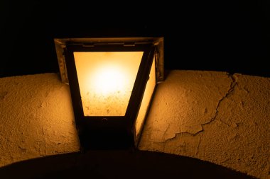 Menton, Fransa - 2 Temmuz 2020: Geceleri eski Menton kasabasında lambayla birlikte atari salonu