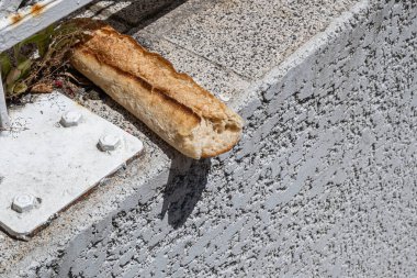 Sisteron, Fransa - 7 Temmuz 2020: Sisteron kasabasında yere atılan bir ekmek baget.