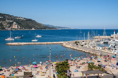 Menton, Fransa - 4 Temmuz 2020: Güneşli bir günde Menton 'da bir plaj dolusu insan