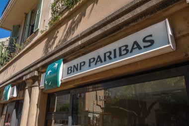 Menton, Fransa - 4 Temmuz 2020: Menton 'daki BNP Paribas Bankası